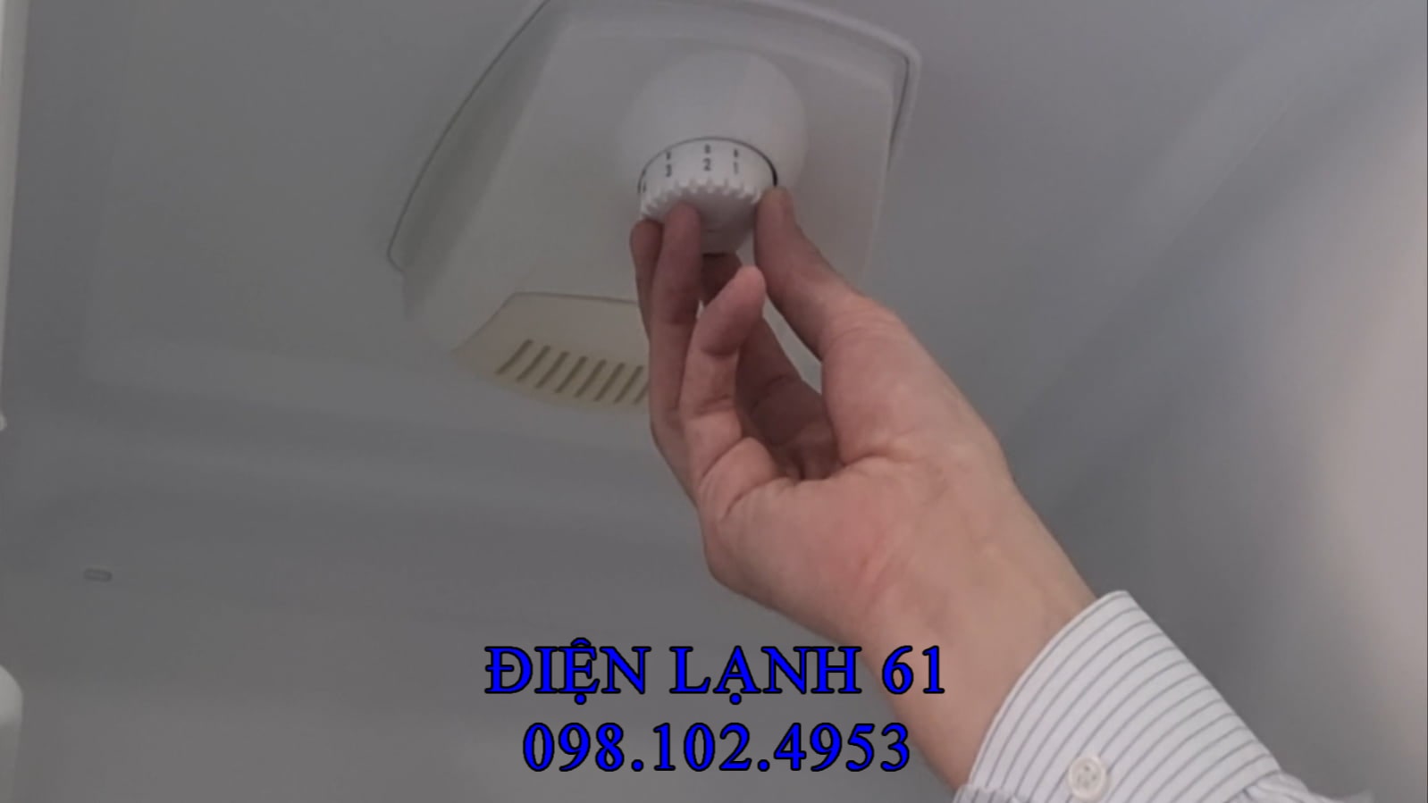 Người dùng đang vặn núm điều chỉnh nhiệt độ tủ lạnh từ mức Min lên Max