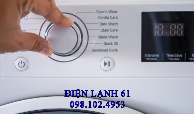 Người dùng điều chỉnh chế độ giặt nước nóng (Hot Wash) trên bảng điều khiển máy giặt