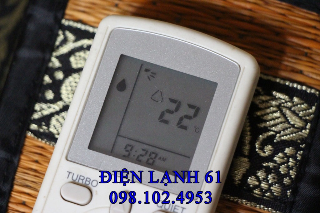 Nút chế độ Dry trên điều khiển máy lạnh