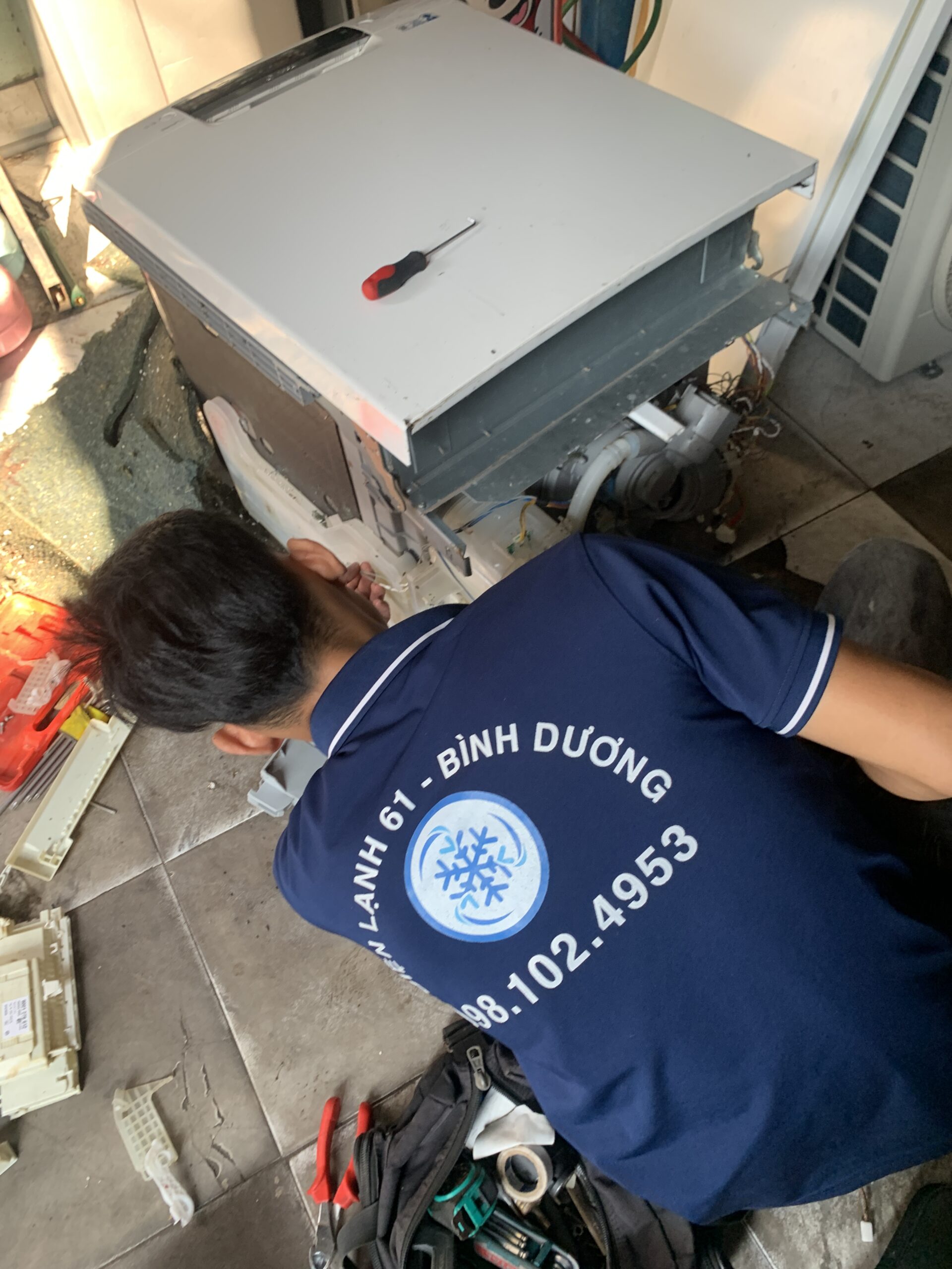 Sửa chữa máy rửa chén bát báo lỗi không xả nước đọng nước ở đáy máy