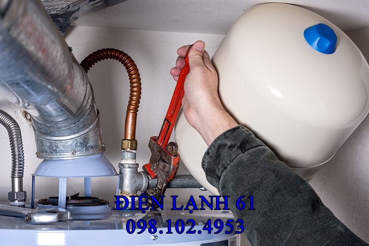 Sửa máy nước nóng Ariston không lên nguồn tại Dĩ An