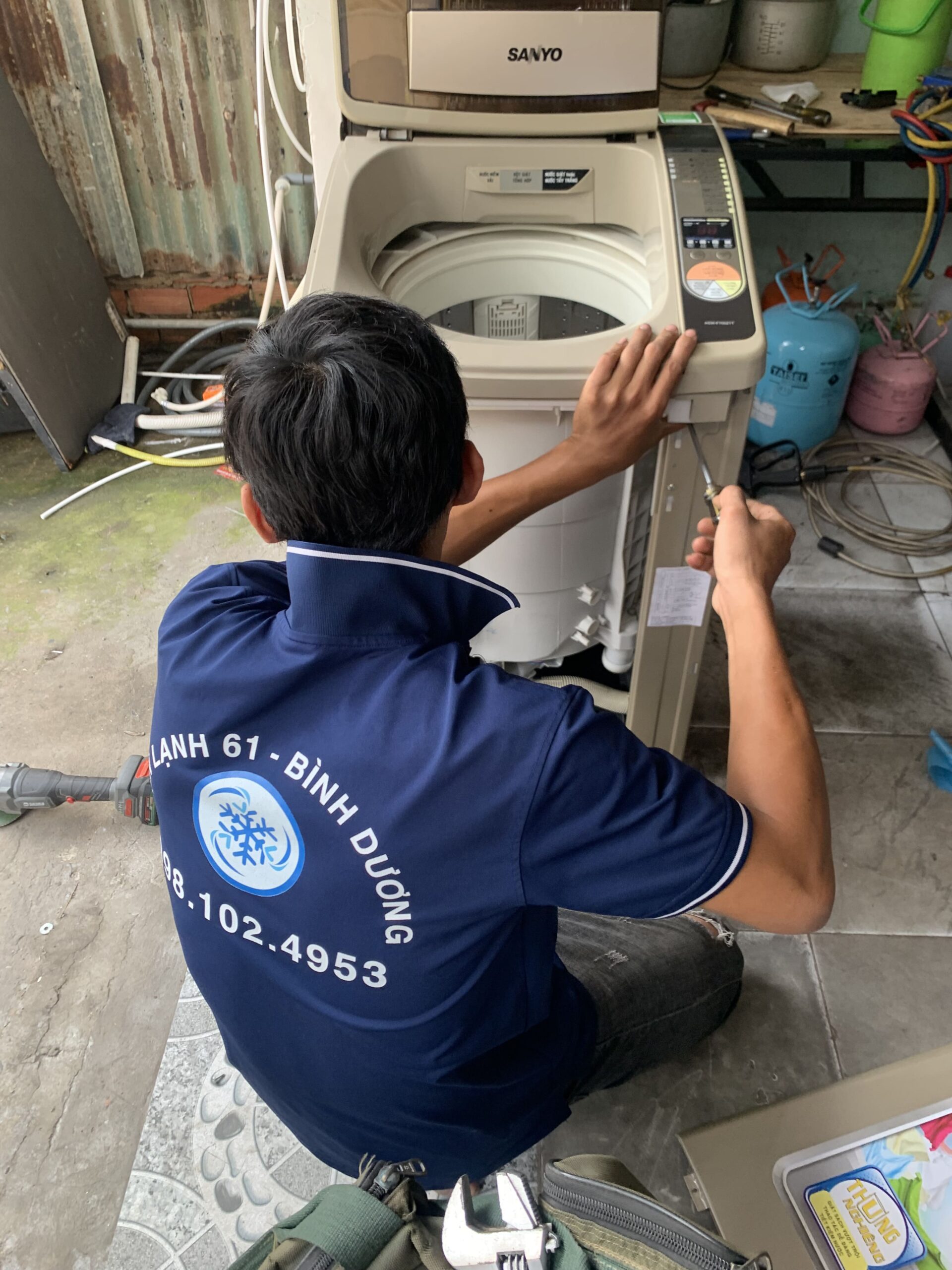 Thợ Điện Lạnh 61 đang kiểm tra máy giặt tại nhà cho khách BÌnh Dương