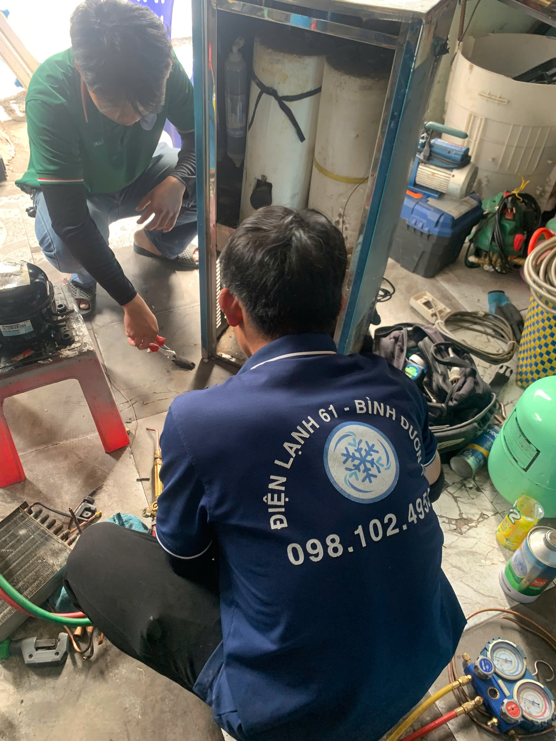 Tho-Dien-Lanh-61-tien-hanh-thay-bo-3-loi-loc-tho-1-2-3-chinh-hang-tai-nha-khach-hang Thợ Điện Lạnh 61 tiến hành thay bộ 3 lõi lọc thô 1-2-3 chính hãng tại nhà khách hàng.