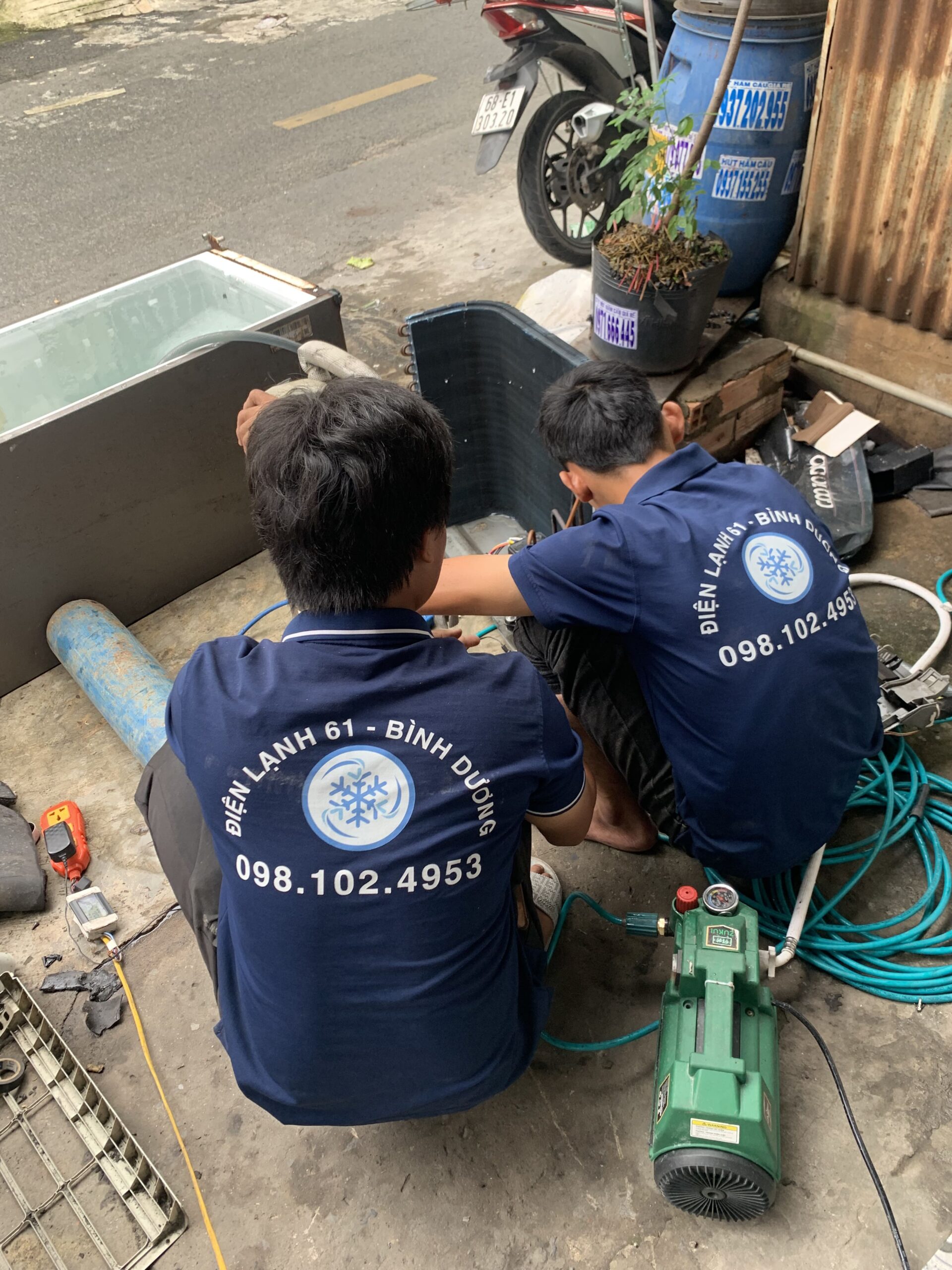Điện lạnh 61 đang kiểm tra block máy lạnh kêu to