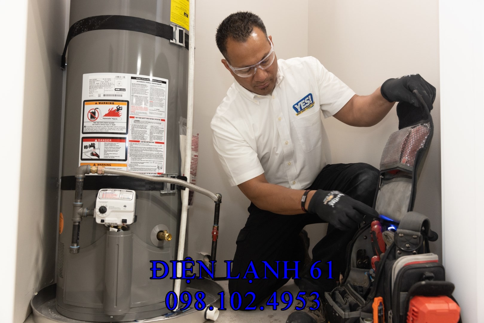 Thợ kỹ thuật đang thay thanh magie cho bình nước nóng gián tiếp.