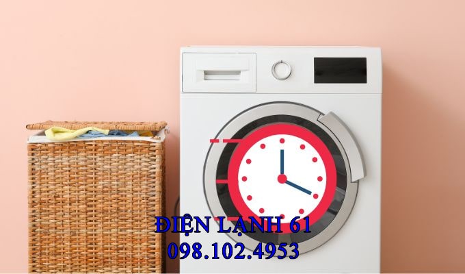 Thợ kỹ thuật dùng thước thủy cân chỉnh chân đế để cân bằng máy giặt