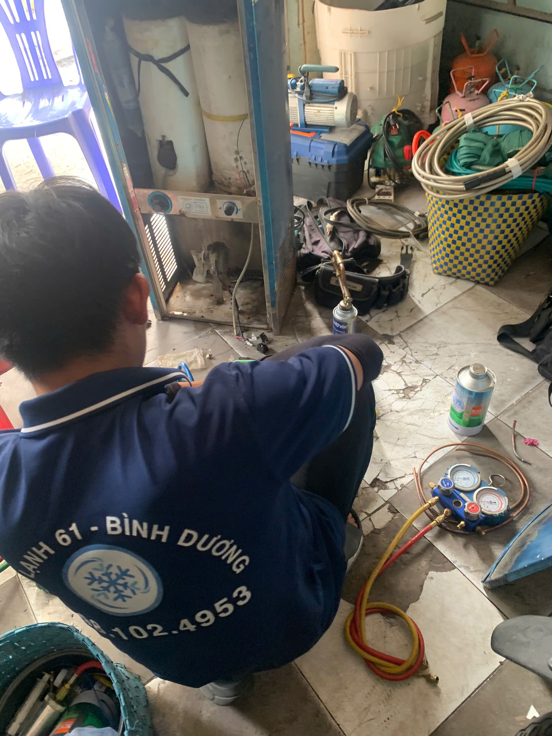 Tho-sua-may-loc-nuoc-Di-An-Dien-Lanh-61-kiem-tra-binh-ap-may-loc-RO Thợ sửa máy lọc nước Dĩ An Điện Lạnh 61 kiểm tra bình áp máy lọc RO