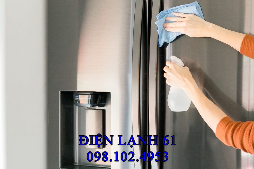 Vệ sinh bề mặt bên ngoài tủ lạnh
