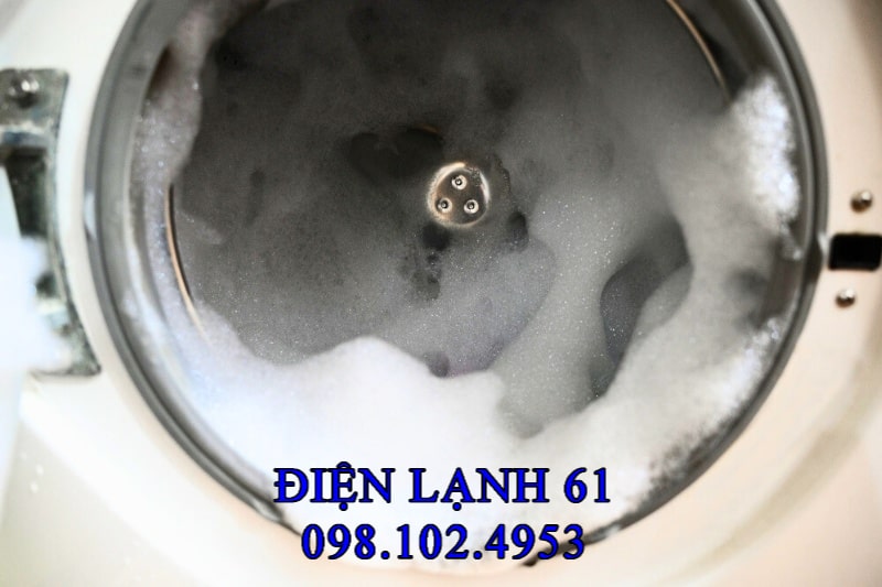 Vị trí lọc cặn máy giặt cần vệ sinh định kỳ để giảm bọt
