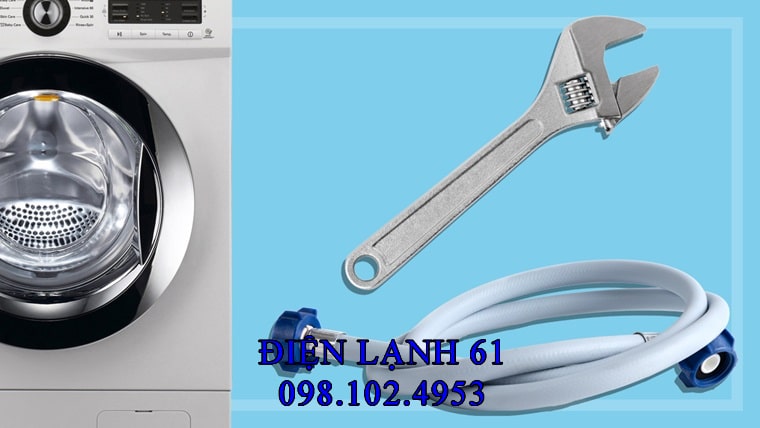 Các dụng cụ cần thiết để tự lắp đặt máy giặt tại nhà bao gồm cờ lê và thước thủy