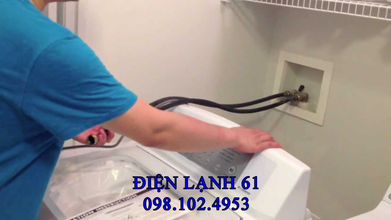 Sử dụng thước thủy để cân bằng máy giặt, giúp máy giặt chạy êm và không rung lắc