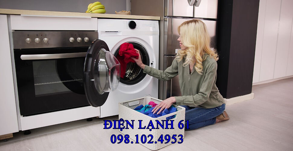 Khách hàng đang phân vân lựa chọn giữa việc sửa chữa và mua máy giặt mới sau khi được tư vấn