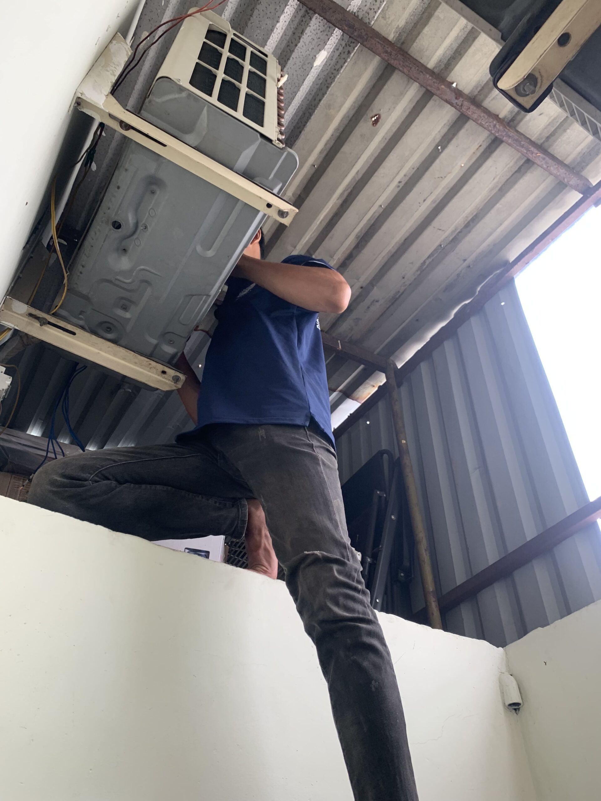 Kiểm tra vị trí cảm biến nhiệt độ máy lạnh tránh lỗi điều hòa tự động bật tắt