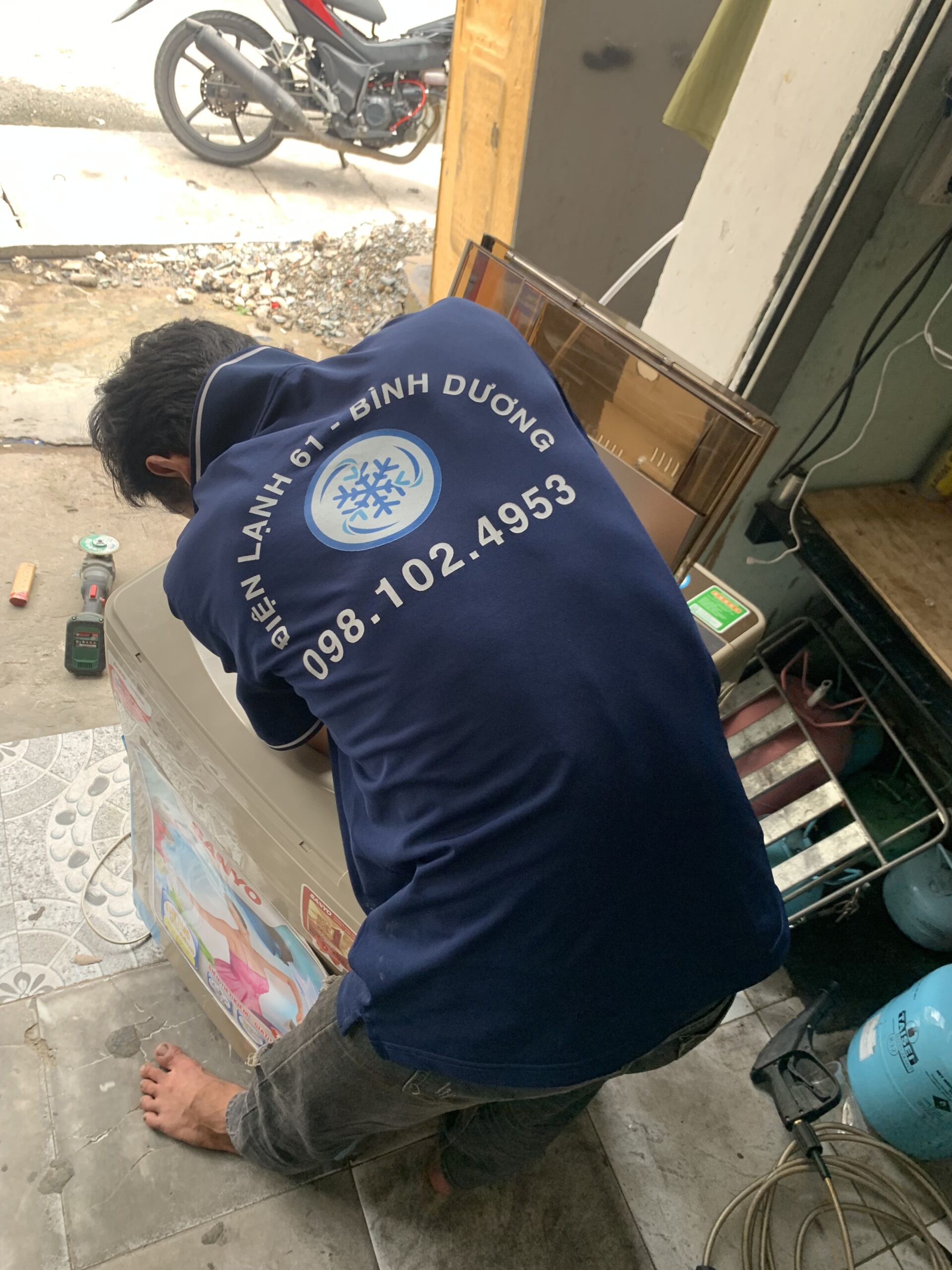 Kỹ thuật viên điện lạnh 61 sửa máy giặt tại nhà Dĩ An