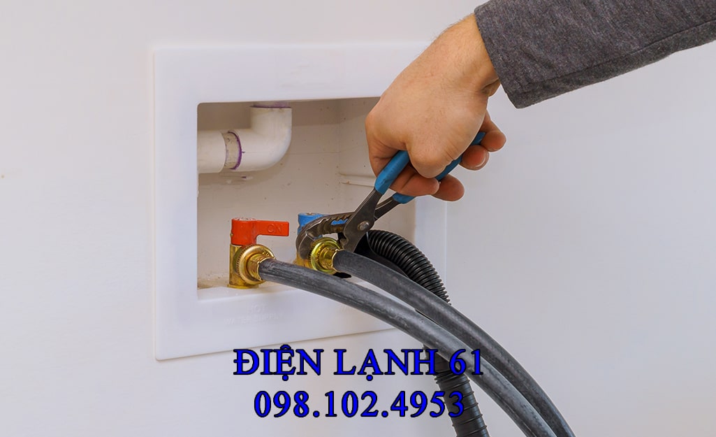 Lắp đặt ống xả nước máy giặt đúng độ cao tiêu chuẩn để máy hoạt động hiệu quả