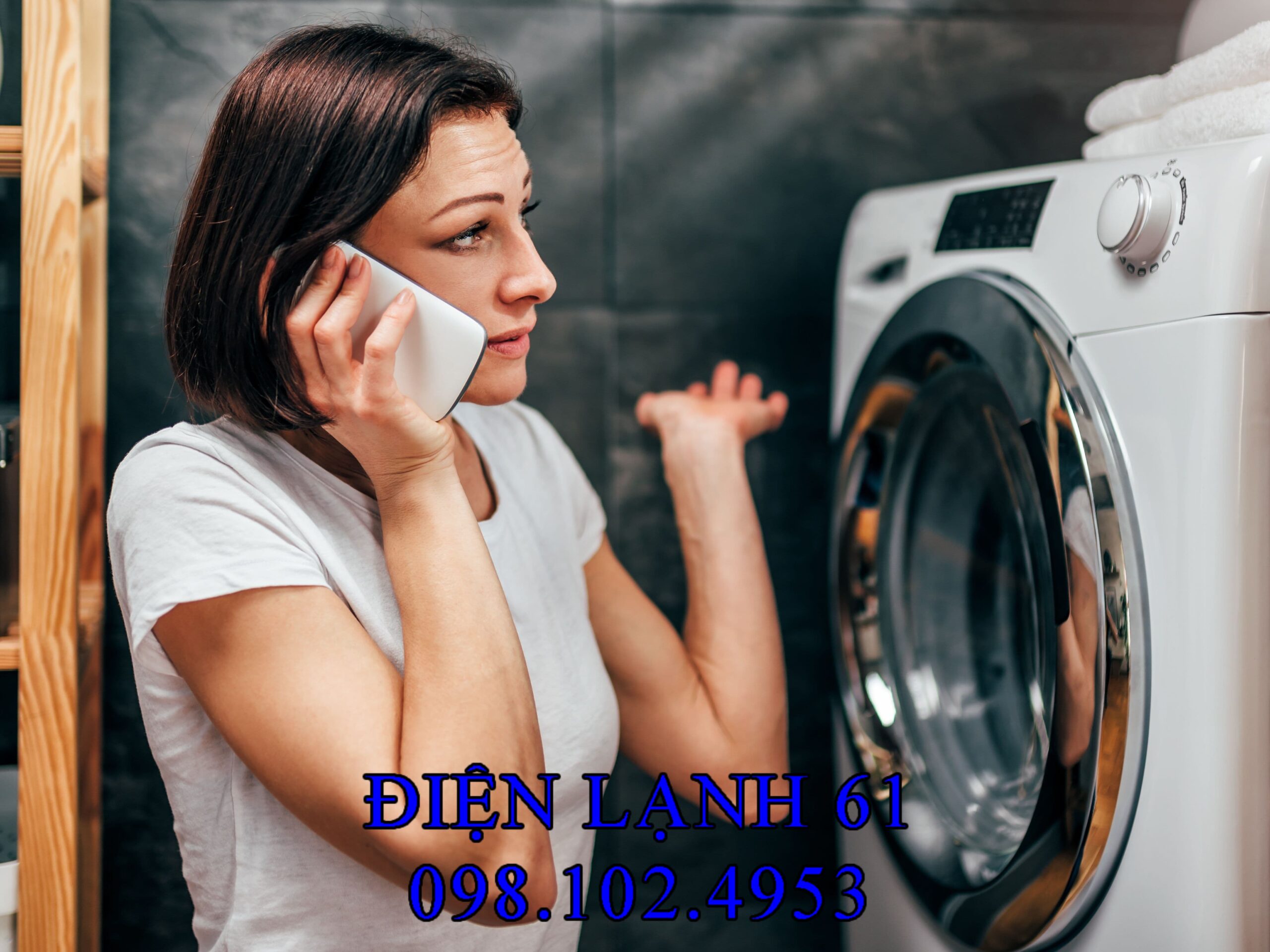 Máy giặt cũ đang kêu to và rung lắc dữ dội, một dấu hiệu cho thấy cần sửa chữa hoặc mua mới
