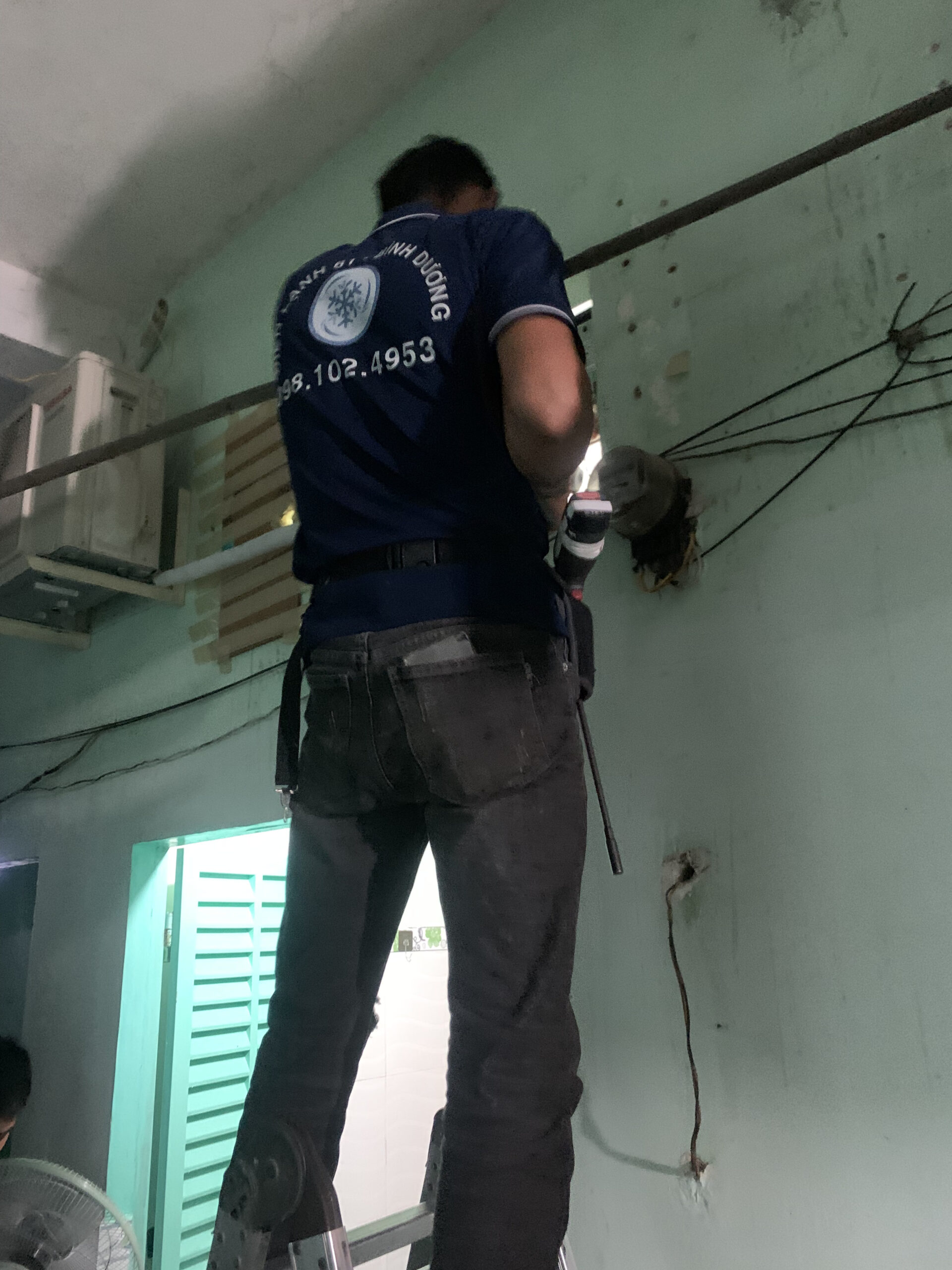 Máy lạnh bị rò rỉ gas thiếu gas là nguyên nhân khiến điều hòa ngắt bật liên tục