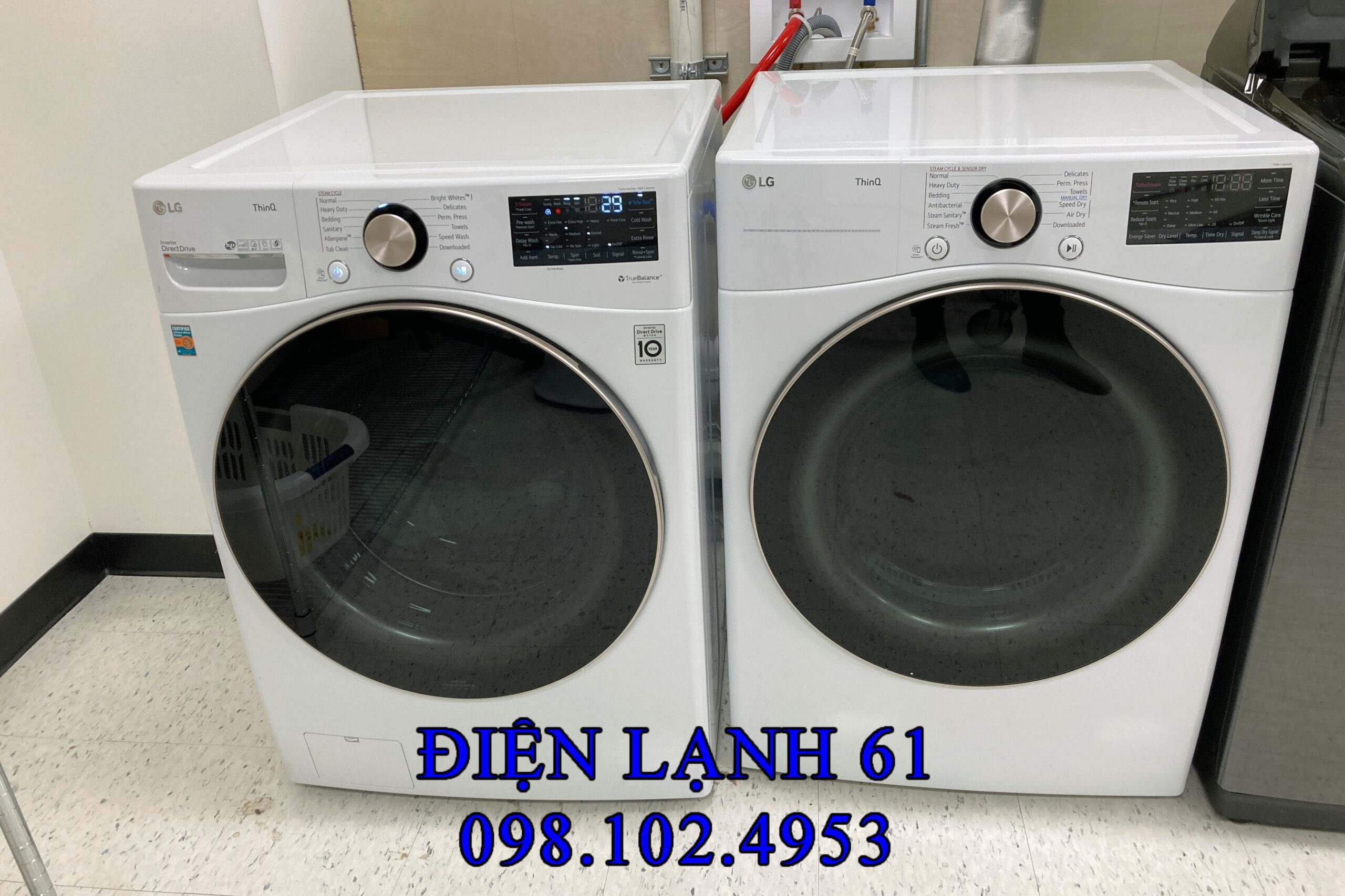 Quần áo còn ướt sũng trong lồng giặt sau khi kết thúc chu trình, cho thấy máy giặt không vắt được