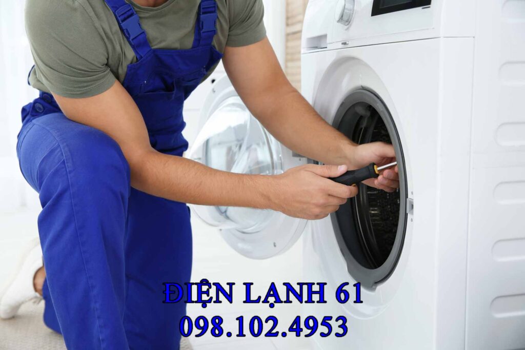 Kỹ thuật viên Điện lạnh 61 đang kiểm tra và sửa máy sấy tại nhà khách hàng ở Dĩ An, Bình Dương