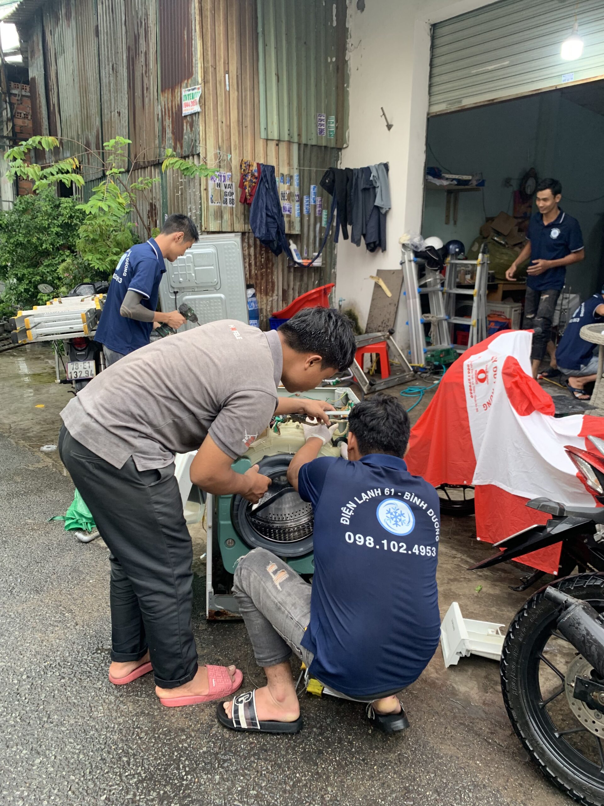 Kiểm tra van cấp nước máy giặt bị hỏng nấm cao su hoặc kẹt cặn bẩn làm nước chảy mãi