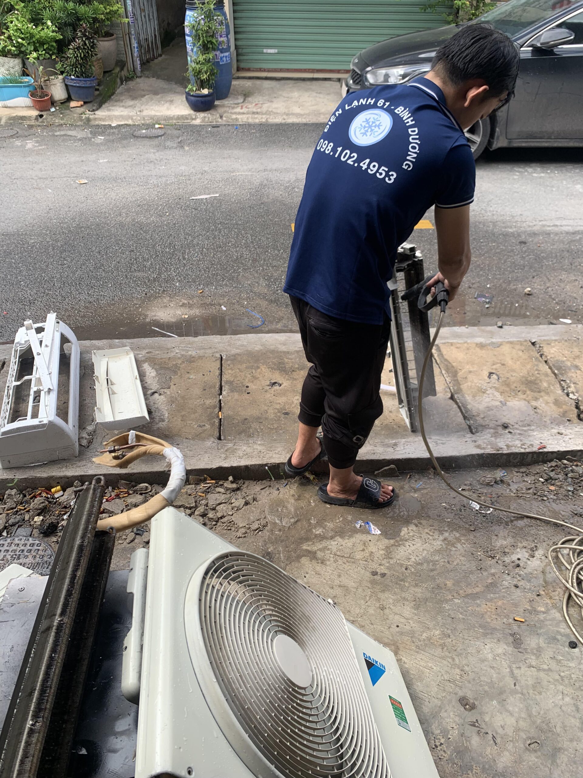 Vệ sinh lưới lọc máy lạnh bị bám bụi tại Bình Dương