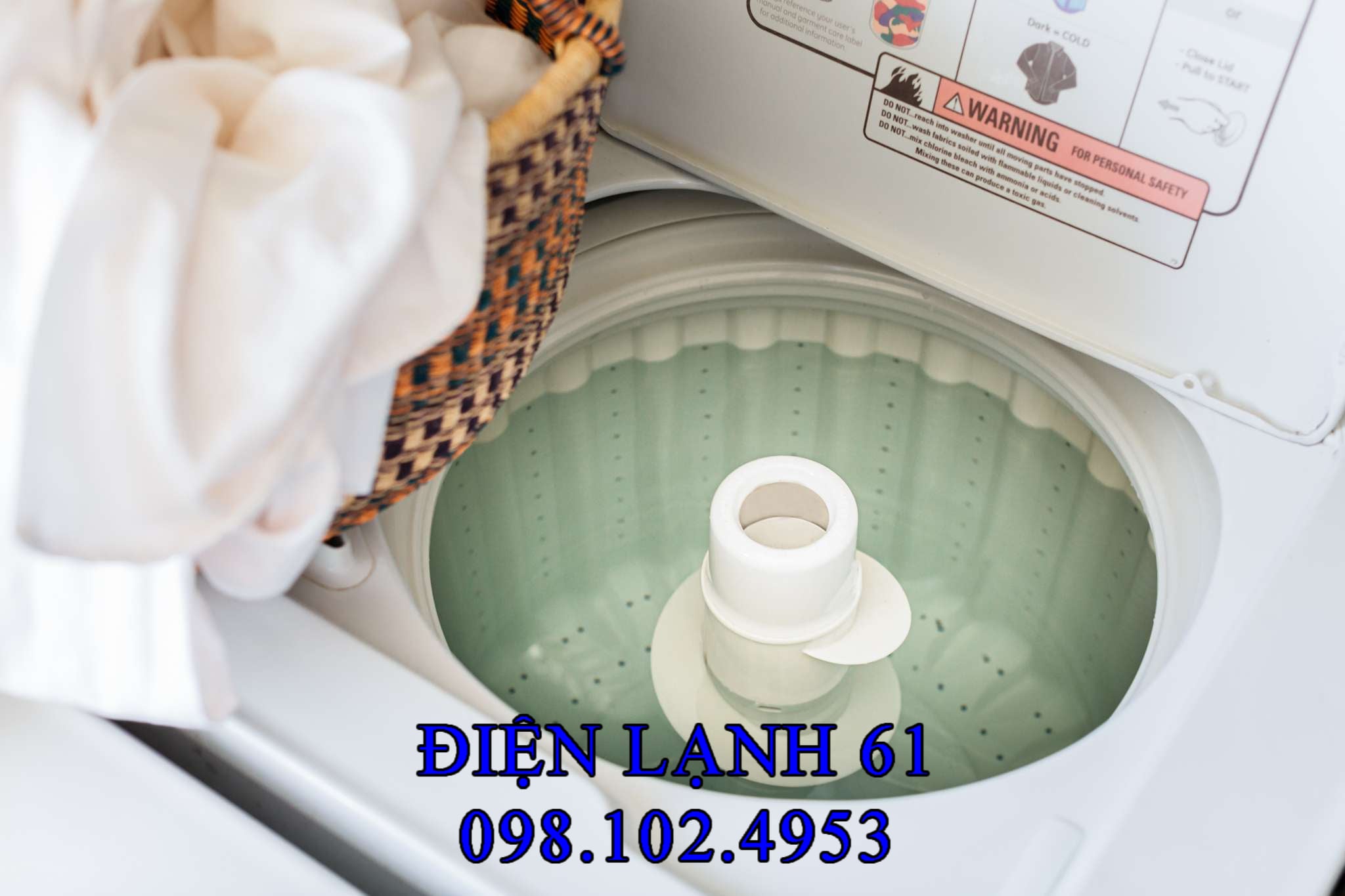 Vũng nước lớn bị rò rỉ ra sàn từ một chiếc máy giặt, dấu hiệu cần gọi thợ sửa máy giặt chuyên nghiệp
