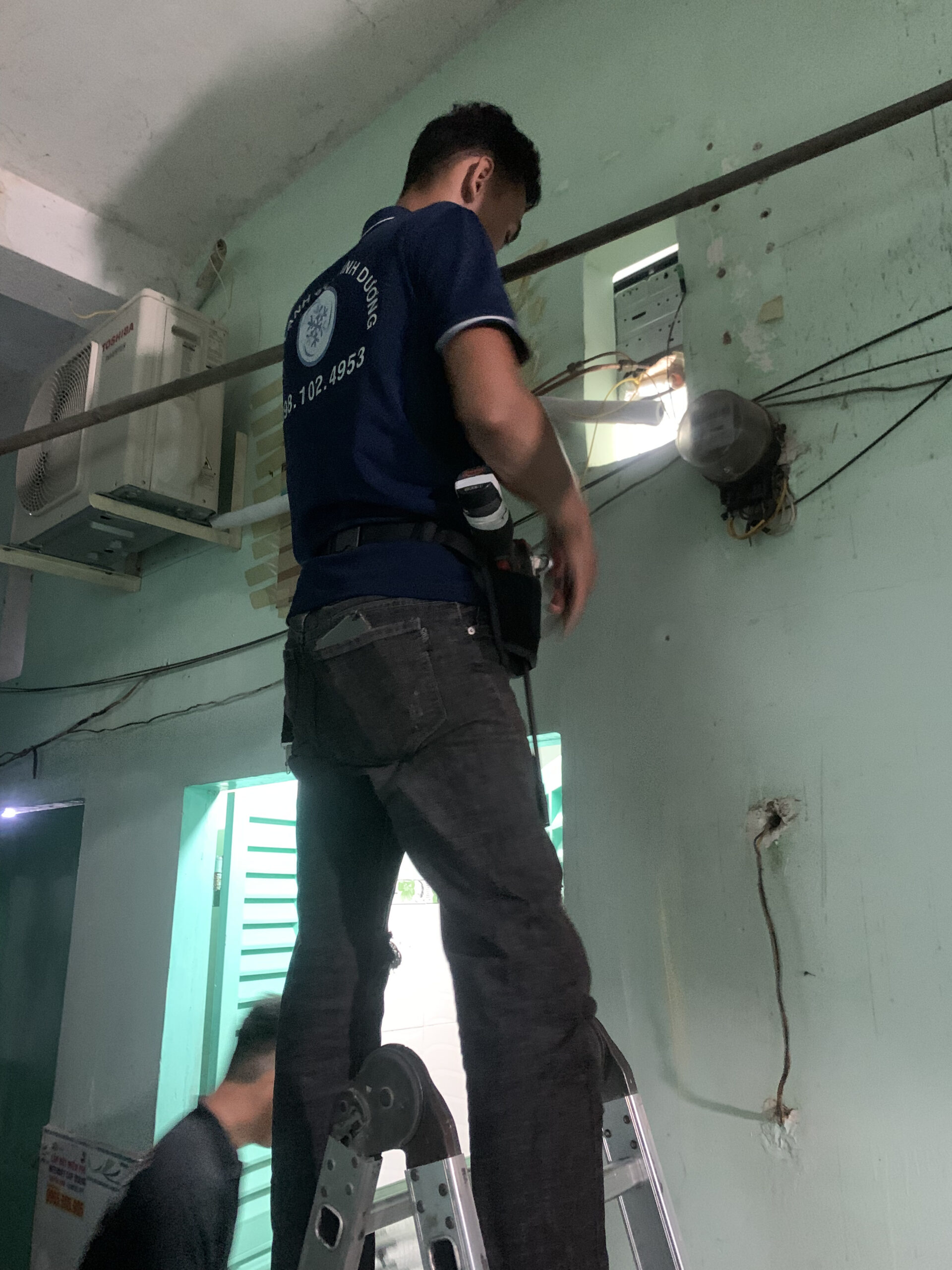 Bom-gas-may-lanh-R32-chinh-hang-tai-nha-tro-khu-vuc-Lang-Dai-hoc-Quoc-gia-Dong-Hoa Bơm gas máy lạnh R32 chính hãng tại nhà trọ khu vực Làng Đại học Quốc gia Đông Hòa.