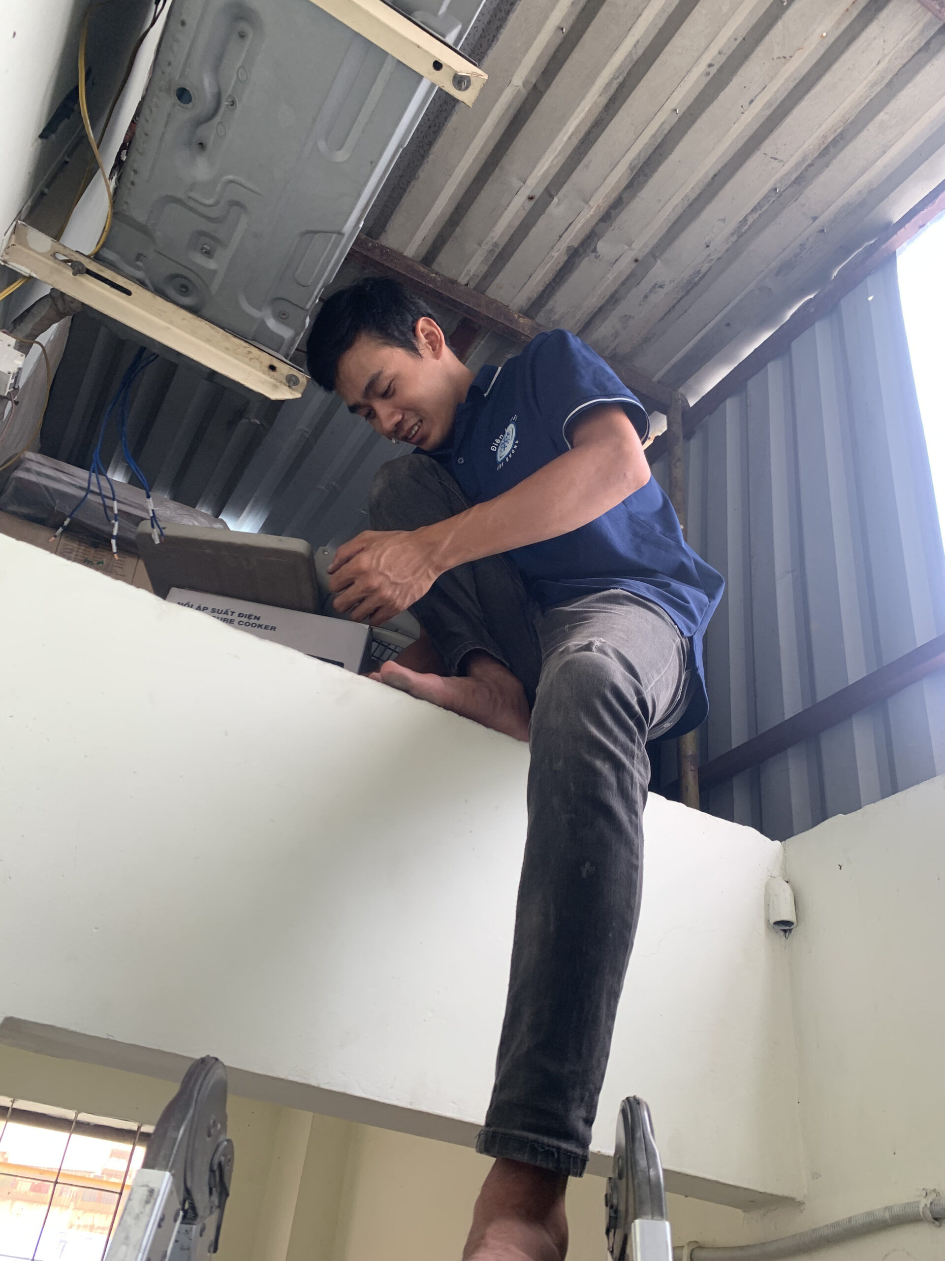 Bơm gas máy lạnh R32 chuẩn áp suất cho căn hộ The Habitat Lái Thiêu Bình Dương.