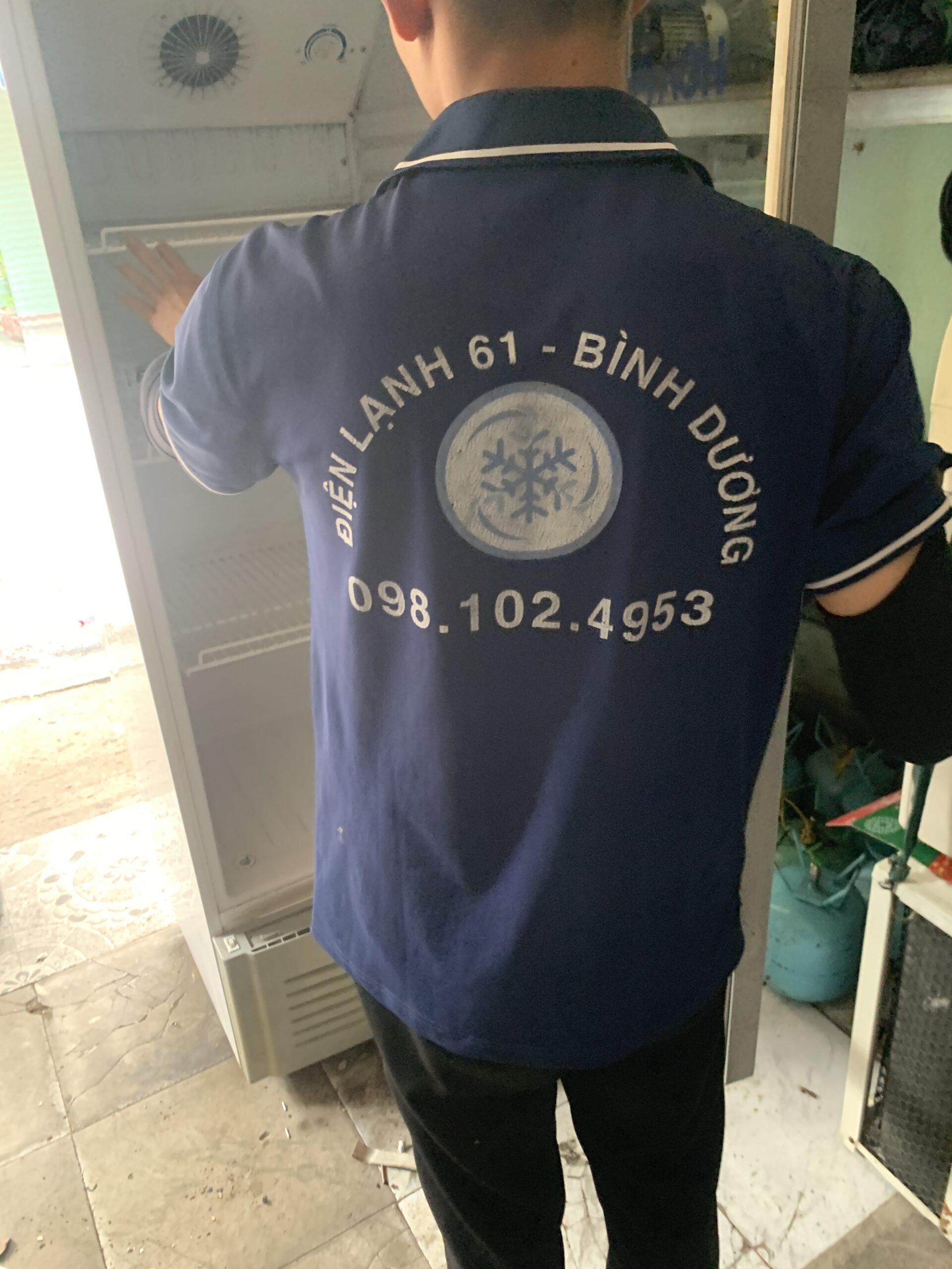 Dịch vụ sửa chữa bơm gas tủ mát tủ lạnh trưng bày tại nhà Dĩ An