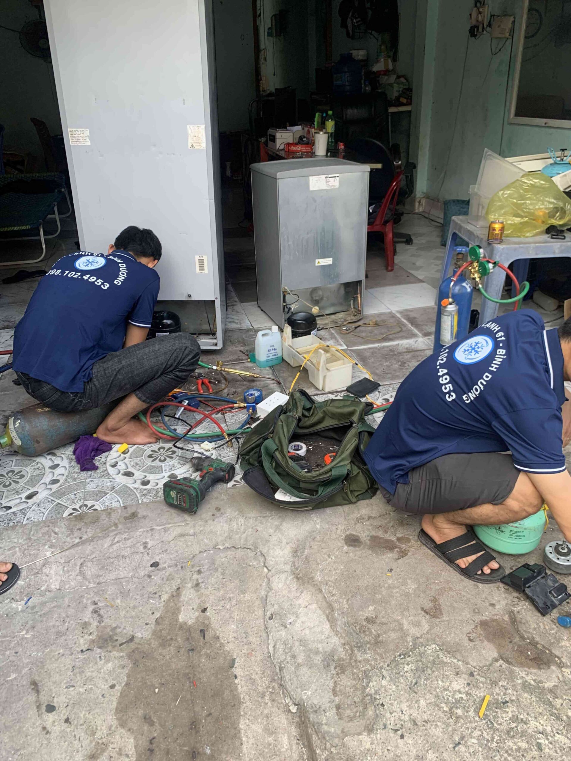 Đội ngũ thợ sửa tủ lạnh Điện Lạnh 61 sẵn sàng phục vụ 24/7 tại phường Tân Đông Hiệp.