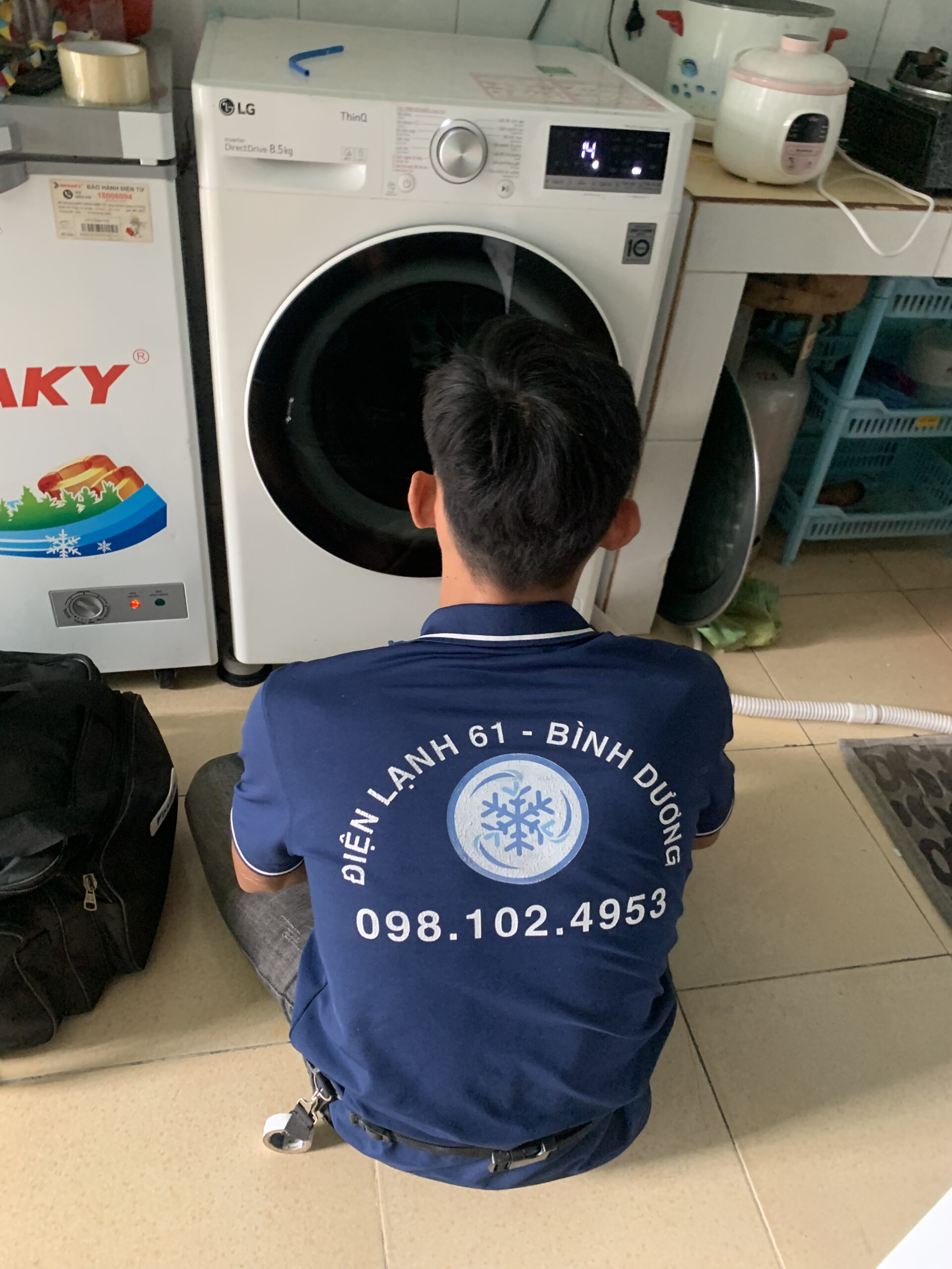 Kỹ thuật viên Điện Lạnh 61 đang kiểm tra bo mạch máy giặt tại phường Đông Hòa