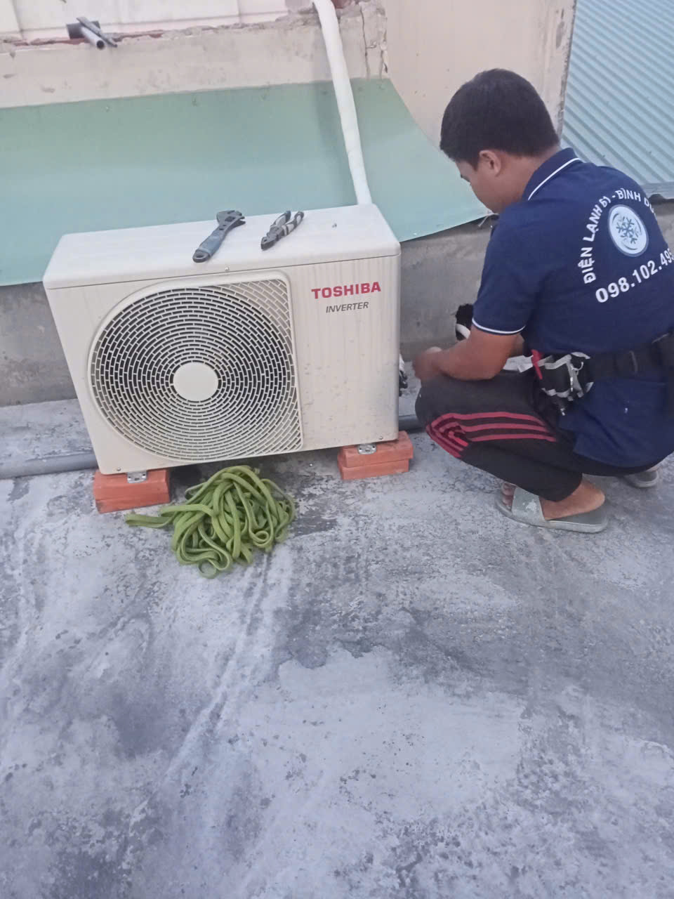 Kỹ thuật viên Điện Lạnh 61 đang sửa máy lạnh tại nhà ở Tân Đông Hiệp, Dĩ An, Bình Dương