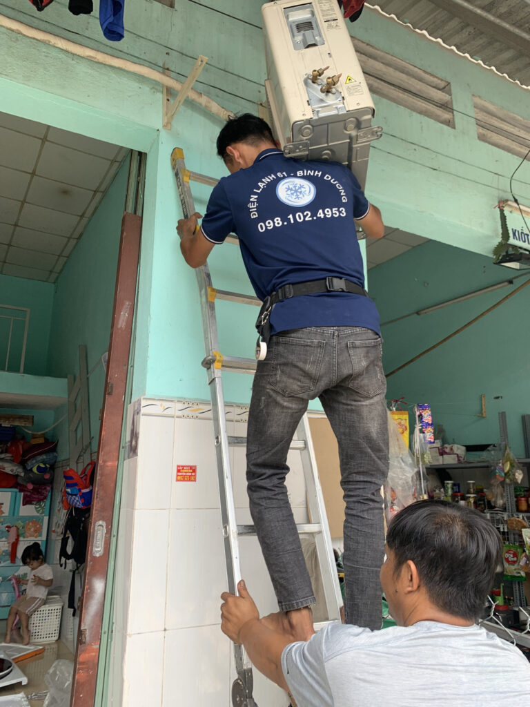 Kỹ thuật viên Điện Lạnh 61 đang tháo lắp máy lạnh tại Lái Thiêu an toàn