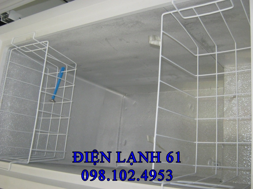 Kỹ thuật viên Điện Lạnh 61 khảo sát tủ đông tại nhà khách hàng