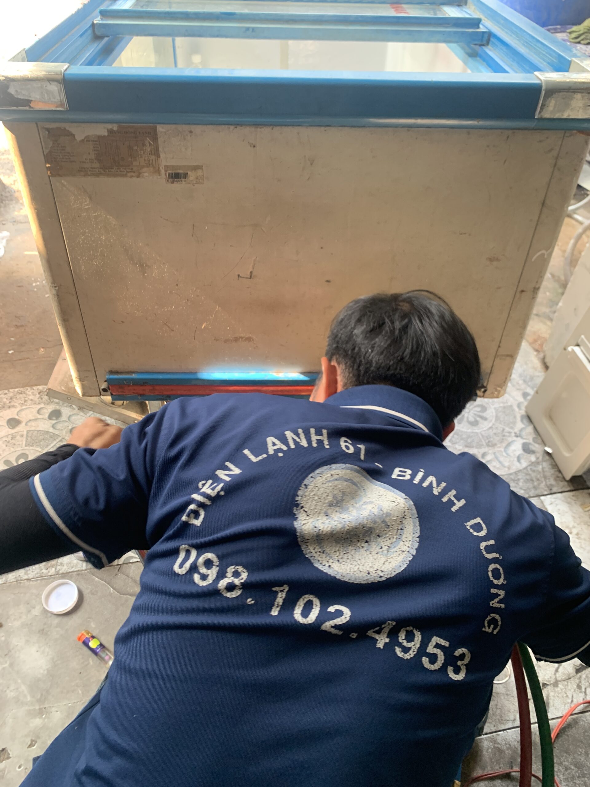 Kỹ thuật viên Điện Lạnh 61 kiểm tra bo mạch và bơm gas tủ đông tại Dĩ An