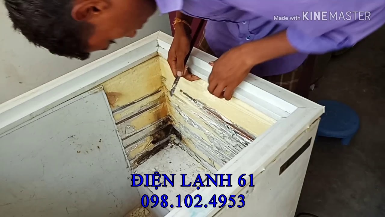 Kỹ thuật viên Điện Lạnh 61 kiểm tra tủ đông tại nhà khách hàng ở Dĩ An