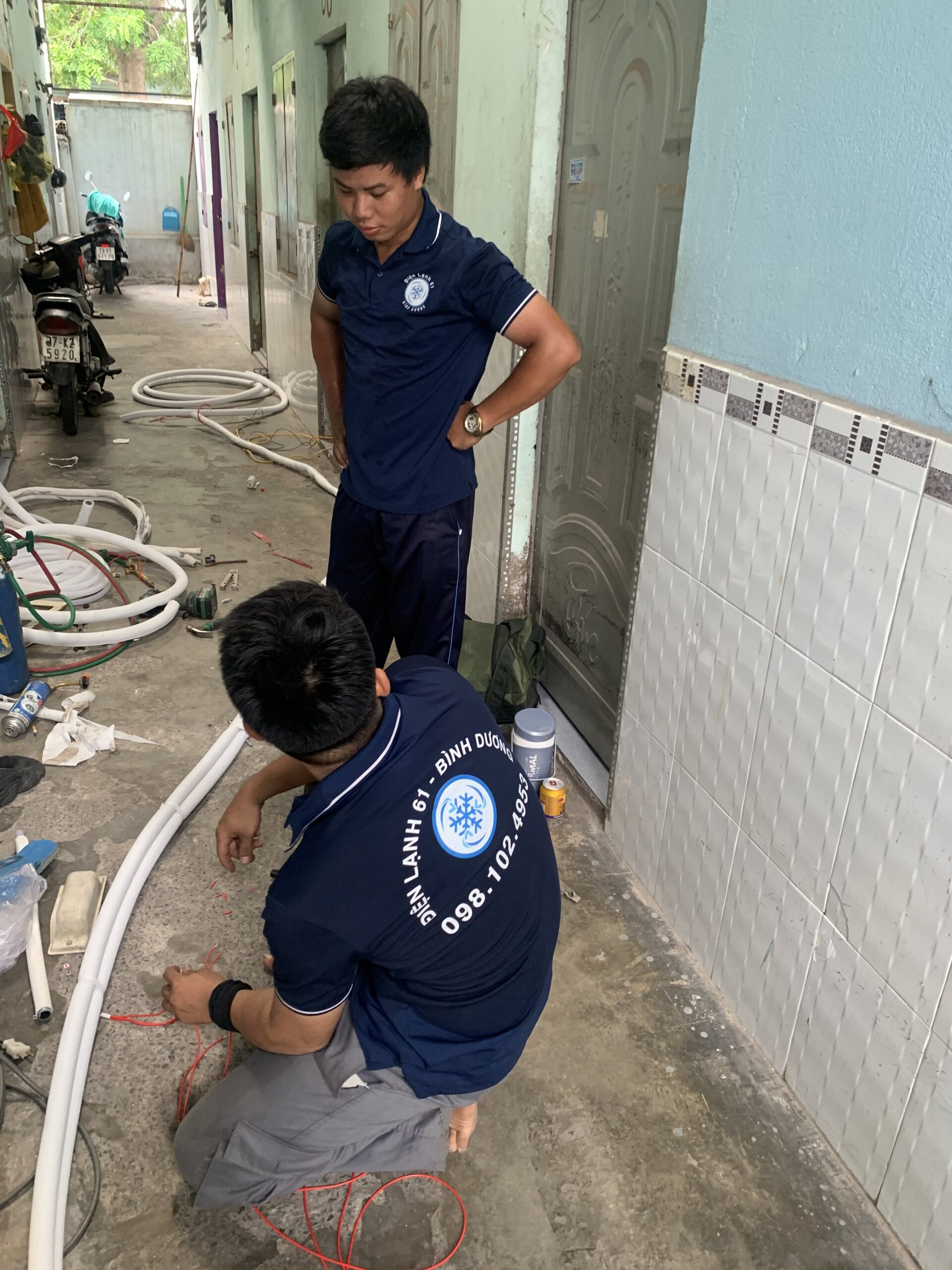 Kỹ thuật viên Điện Lạnh 61 thực hiện tháo lắp máy lạnh Tân Đông Hiệp
