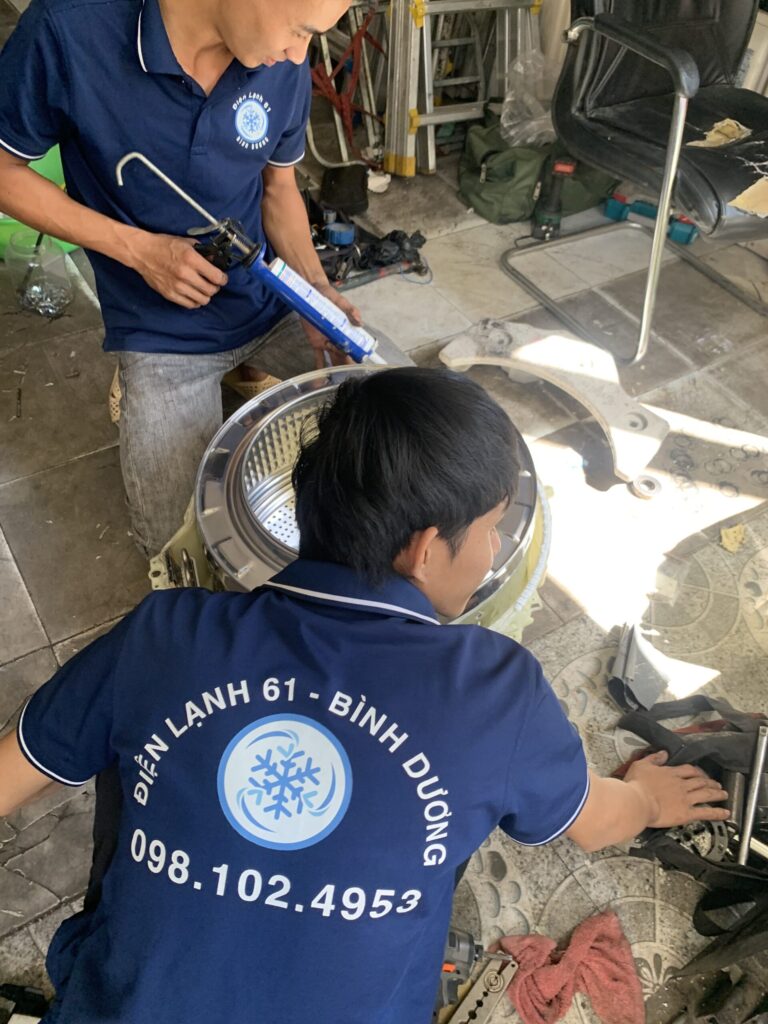 Kỹ thuật viên hỗ trợ sửa chữa máy giặt tận nơi cho người dân tại các khu nhà trọ Tân Đông Hiệp.