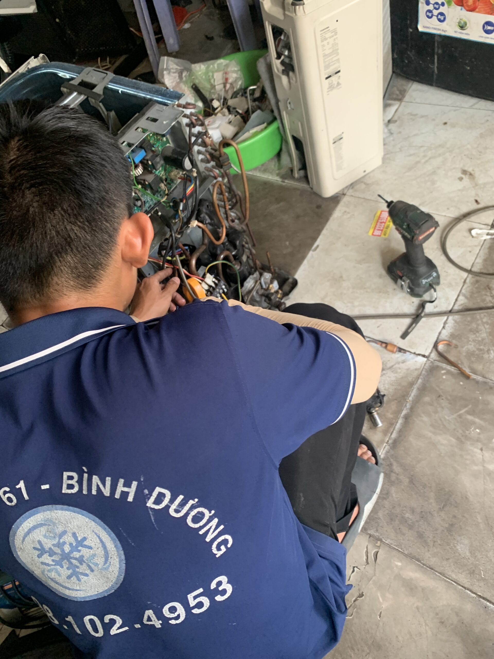 Kỹ thuật viên sửa bo mạch điều hòa Daikin Inverter bị ẩm do thời tiết nhà vườn Lái Thiêu.