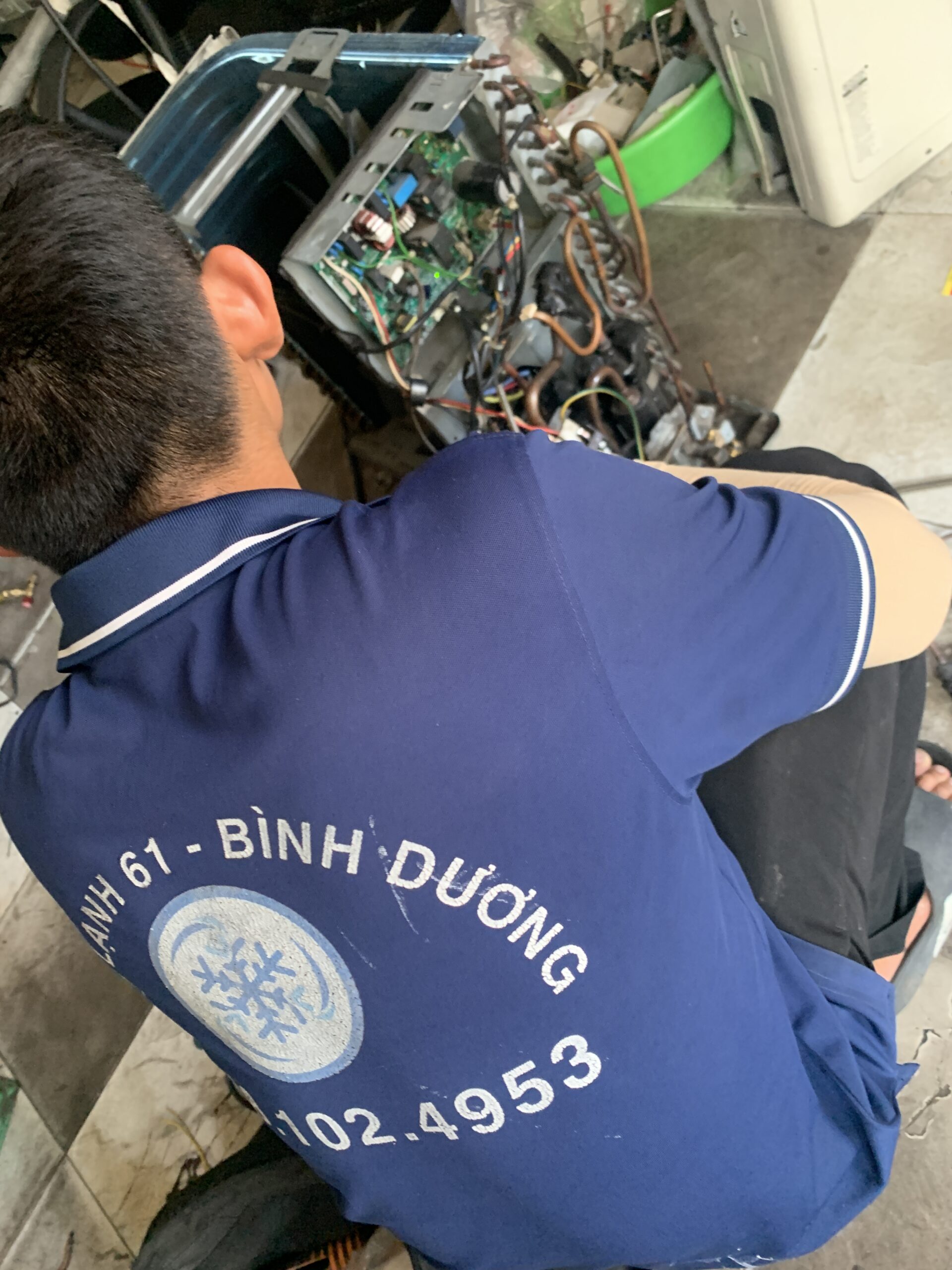 Ky-thuat-vien-sua-bo-mach-may-lanh-Inverter-bao-loi-chop-den-tai-Dong-Hoa Kỹ thuật viên sửa bo mạch máy lạnh Inverter báo lỗi chớp đèn tại Đông Hòa.