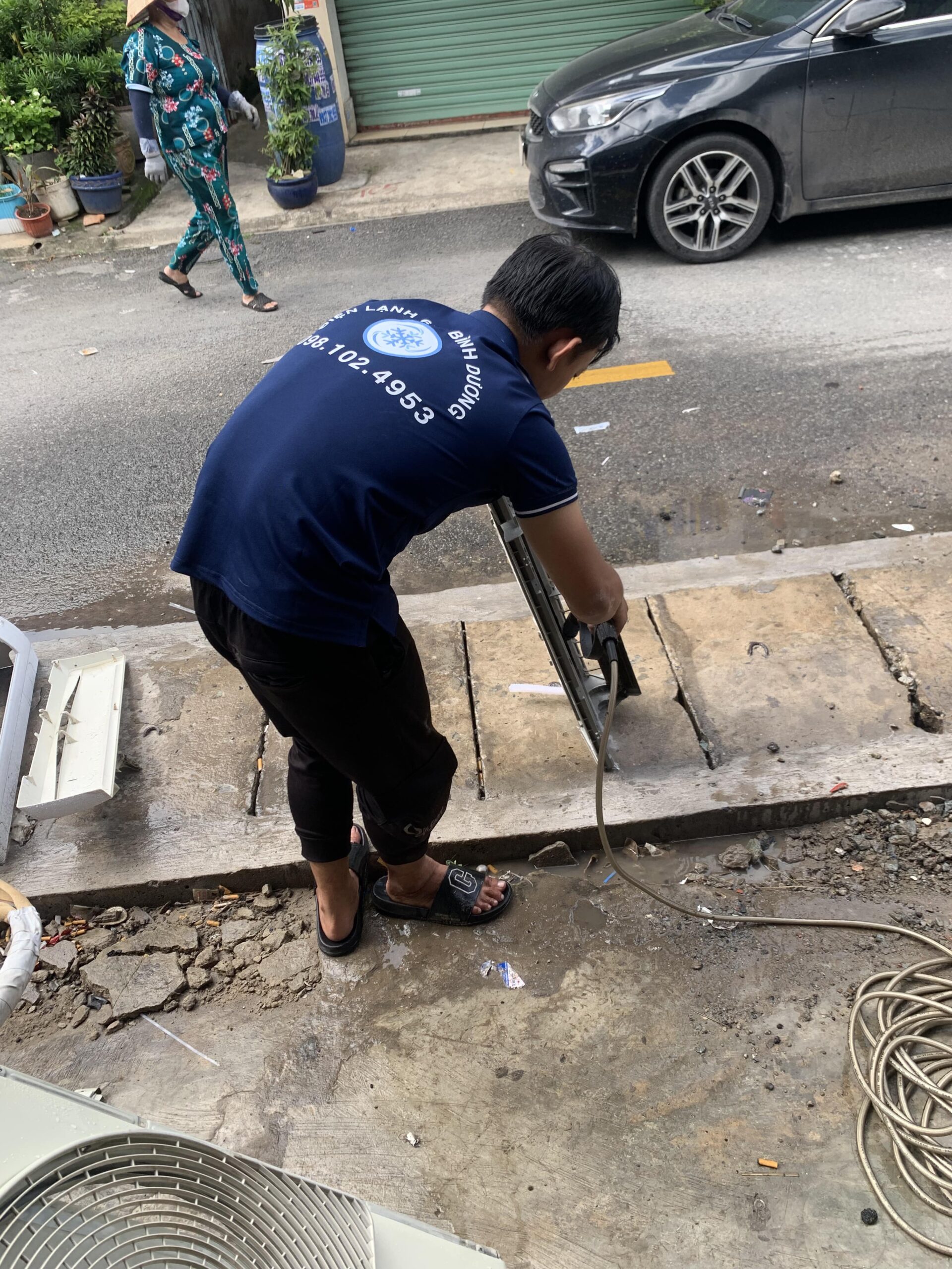 Kỹ thuật viên vệ sinh máy lạnh tại Đông Hòa, Dĩ An - Điện Lạnh 61