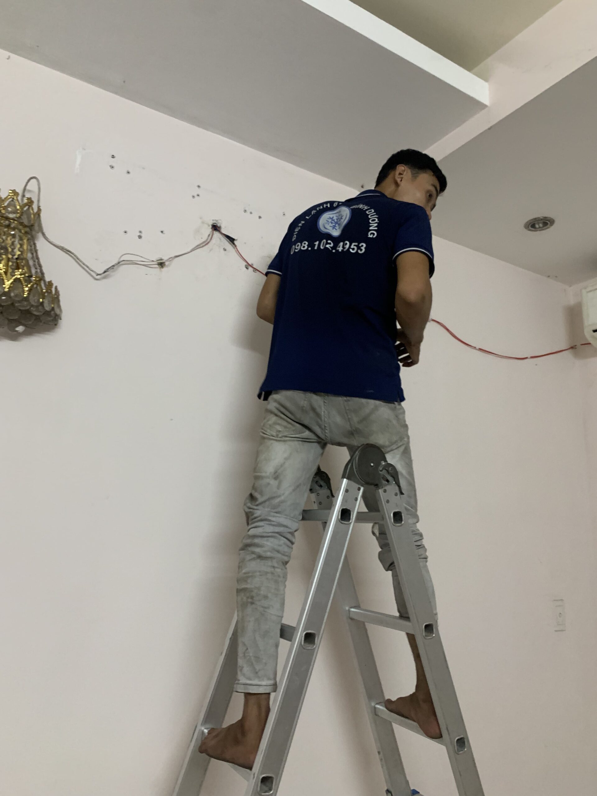 Sua-board-mach-may-lanh-Toshiba-bao-loi-chop-den-lien-tuc-cho-khach-hang-o-nga-ba-Ong-Xa Sửa board mạch máy lạnh Toshiba báo lỗi chớp đèn liên tục cho khách hàng ở ngã ba Ông Xã.