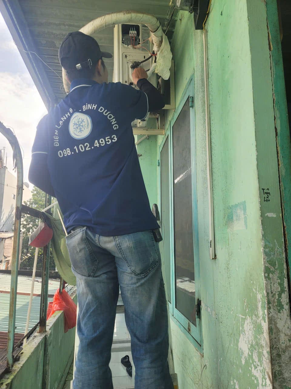 Sua-cuc-nong-may-lanh-tai-Tan-Dong-Hiep-kiem-tra-block-va-quat-tan-nhiet Sửa cục nóng máy lạnh tại Tân Đông Hiệp, kiểm tra block và quạt tản nhiệt.