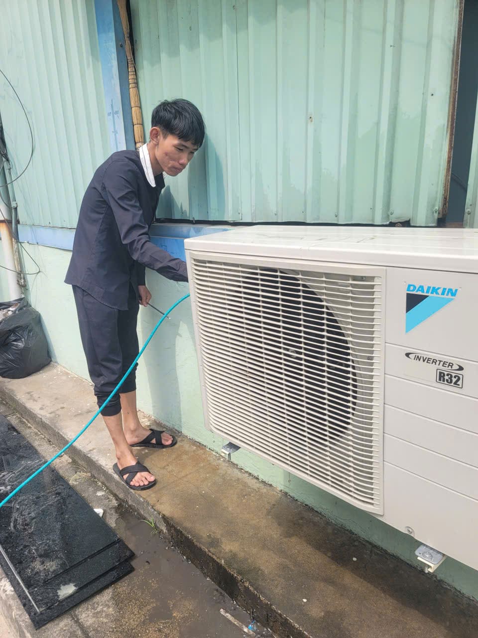 Sửa máy lạnh Lái Thiêu giá rẻ, khắc phục lỗi máy lạnh chảy nước.