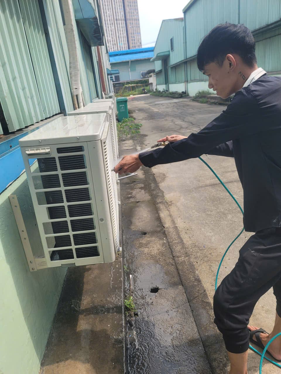 Sua-may-lanh-khong-lanh-kem-lanh-tai-phuong-Tan-Dong-Hiep-kiem-tra-gas-va-dan-nong Sửa máy lạnh không lạnh, kém lạnh tại phường Tân Đông Hiệp, kiểm tra gas và dàn nóng.