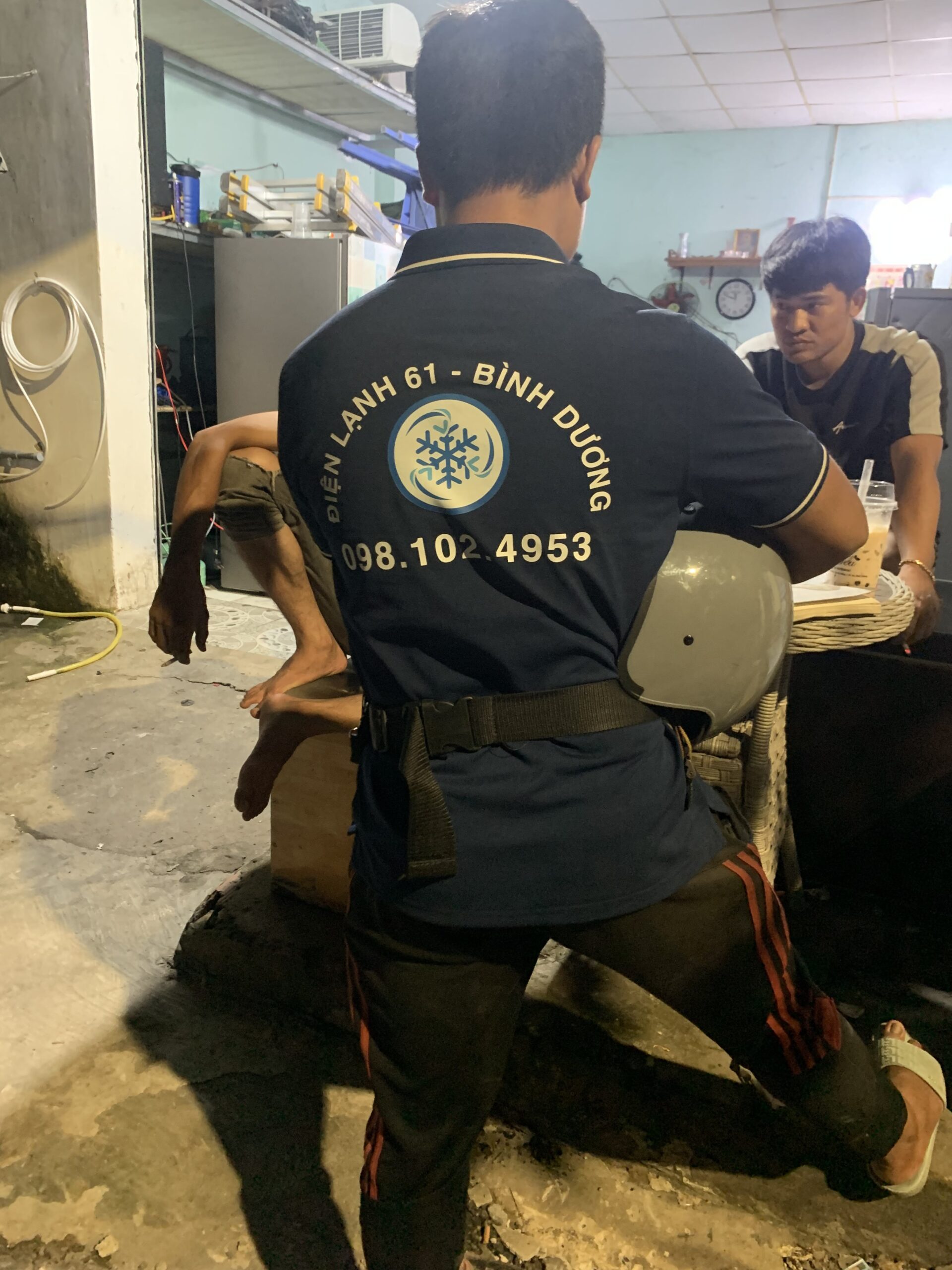 Sửa tủ lạnh không đông đá triệt để, kiểm tra gas và quạt gió tại nhà ở Tân Đông Hiệp.