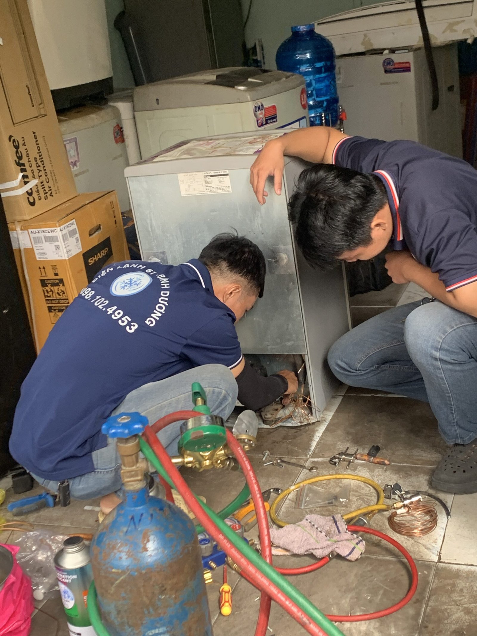 Sửa tủ lạnh mini đóng tuyết tại Đông Hòa, khu vực Làng Đại học.
