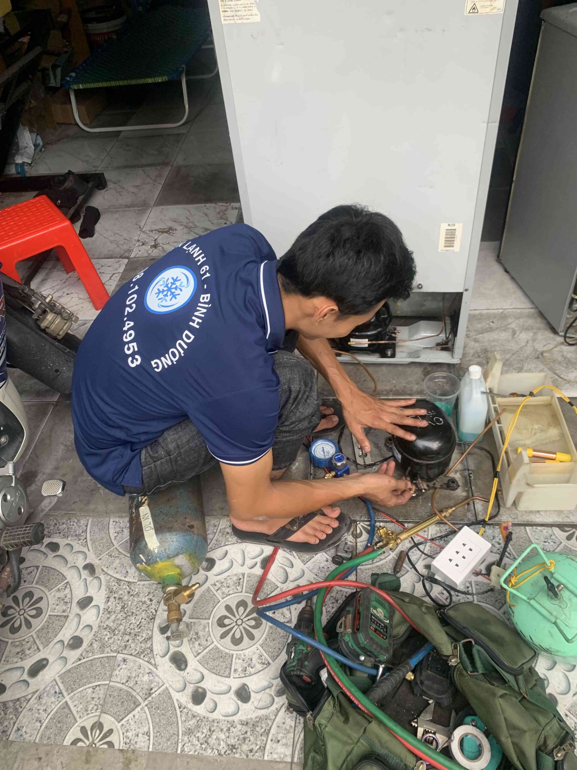 Thợ Điện Lạnh 61 đang chẩn đoán lỗi tủ lạnh không làm lạnh tại nhà khách hàng ở Tân Đông Hiệp.