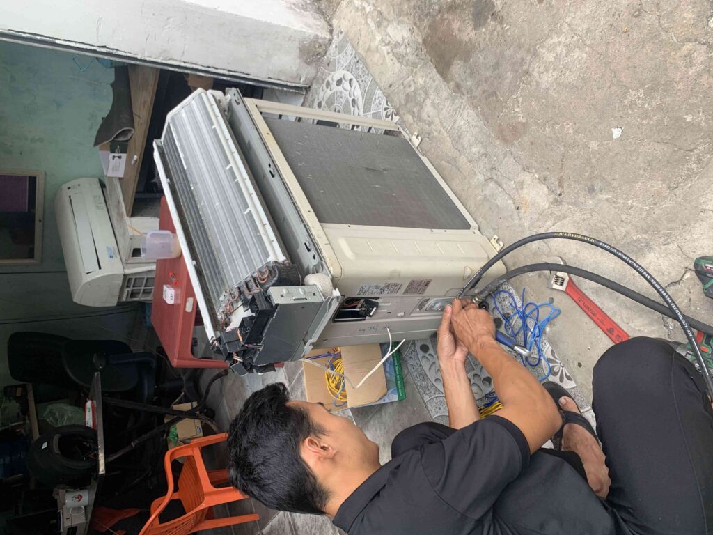 Tho-dang-hut-chan-khong-duong-gas-truoc-khi-nap-ga-cho-may-lanh Thợ đang hút chân không đường gas trước khi nạp ga cho máy lạnh