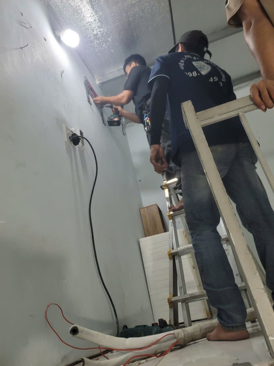 Thợ kỹ thuật sửa máy lạnh Lái Thiêu kiểm tra cục nóng.